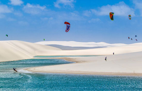 Praticar kitesurfe nos Lençóis Maranhense